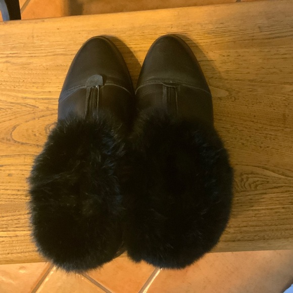 Elegant Black Fur-Trimmed Winter Boots - Picture 3 of 11